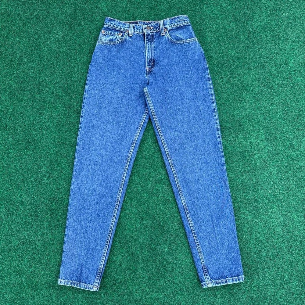 Vintage high waisted dark wash 550 relaxed fit, tapered leg Levi’s jeans